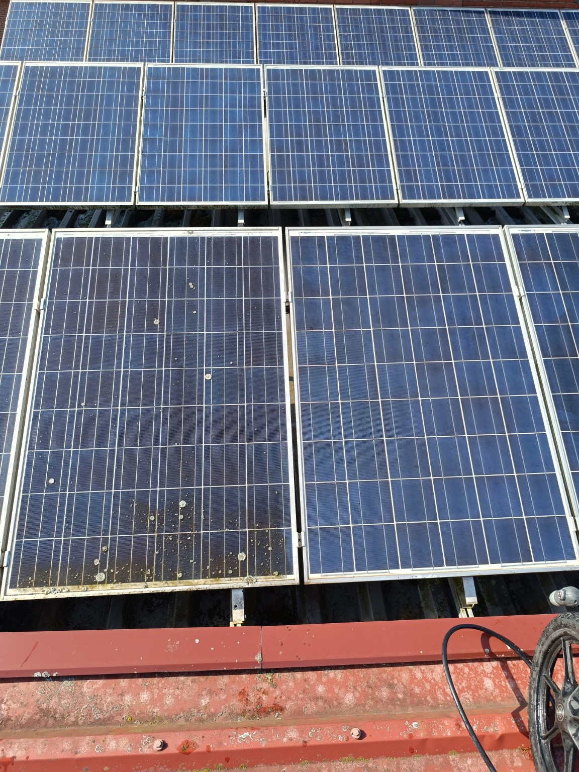 Verschmutztes und gereinigtes PV-Modul